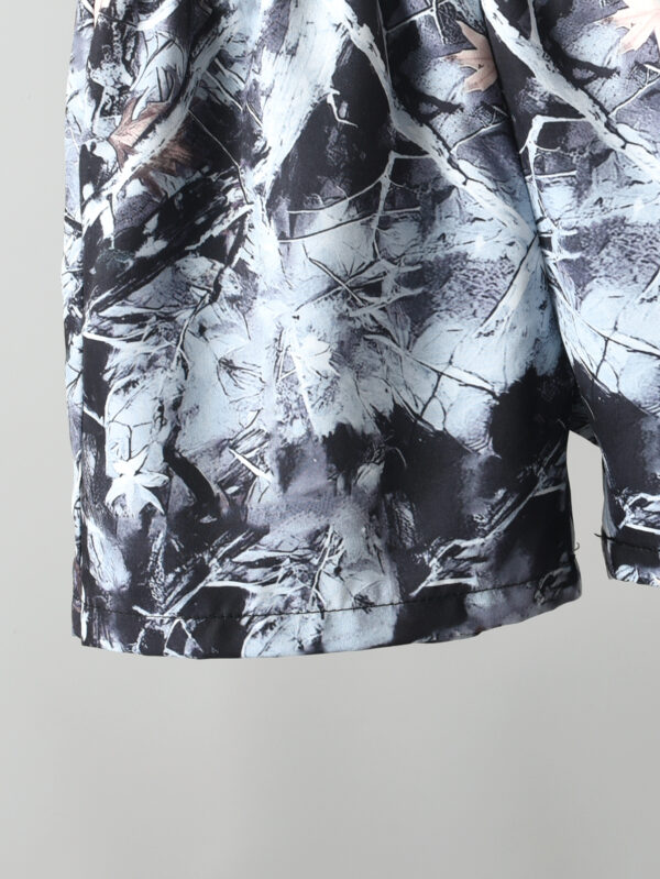 Boys&apos; urban street style outfit trend with colorful ink graffiti T-shirt + camouflage shorts set - Image 9